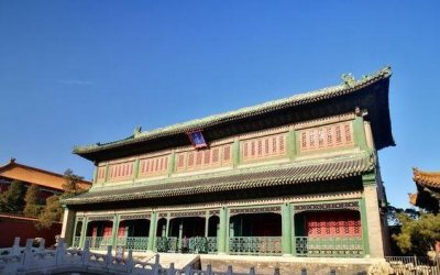 ​文渊阁，坐落在文华殿后面，这座建筑呈青绿色