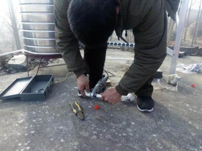 ​太阳能热水器真空管坏了怎么更换？（太阳能热水器换真空管方法）