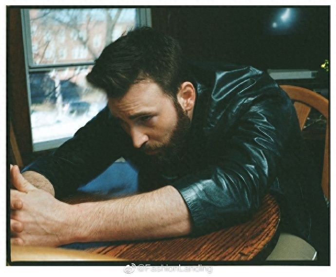 克里斯·埃文斯大片来袭，热带雨林风情，好少见的风格