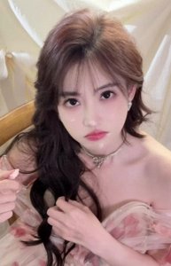 ​冯提莫生日直播会，网友反手在评论区放最丑的素颜照，粉丝：严查