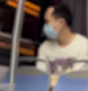 ​女孩公交遇偷拍者裸露下体勇敢制止并报警 男子心虚翻窗逃走