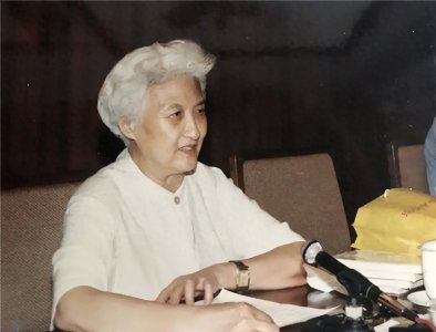 ​黄宗英：18岁成为寡妇，与美男子相恋33年，传奇人生最终谢幕