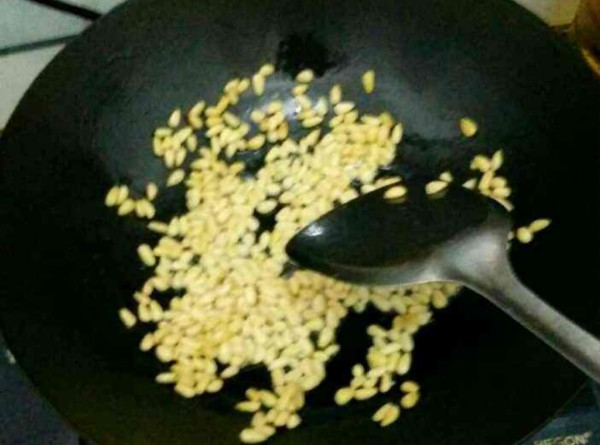 生松子怎么炒开口,生松子怎么炒熟并开口的微波炉图10