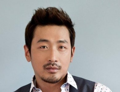 ​河正宇父亲也是演员，不过压力却很大，曾自曝压力来源于孩子