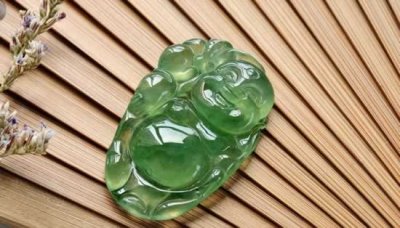 ​新买的翡翠手镯怎么保养 关于翡翠手镯的保养方法，赶紧来看看这些小方法，让你