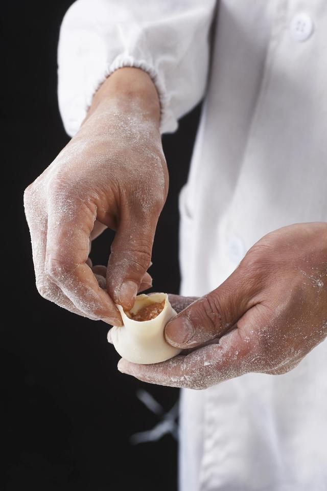 蟹黄汤包怎么做窍门（分享一下蟹黄汤包的做法）(2)