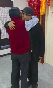 ​杨议拎鳎目鱼去北京，侯耀华说：渡尽劫波兄弟在，相逢一笑泯恩仇