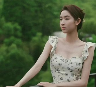 ​这谁顶的住！王玉雯，性感饱满诱人的尤物，香肩玉臂大白长腿！