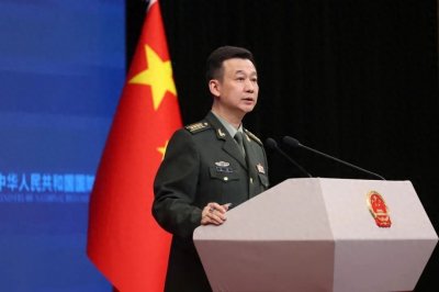 ​为何我国国防部长的军装是海军军装？且军装上没有军衔？