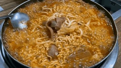 ​韩国部队火锅是美军的“剩菜剩饭”做的！韩国网民：真香