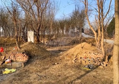 ​湖南14岁女孩失联，在爸爸坟头被找到，妈妈已改嫁，现场令人泪目