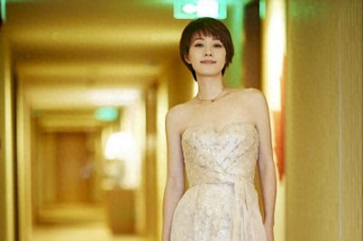 ​又被马伊琍惊艳到，“粉色短发+一刀切”真显年轻，48的年纪像28