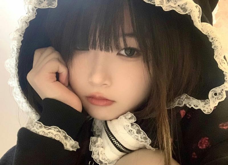 婆媳俩在街上抓到丈夫和小三，媳妇和丈夫理论，婆婆抓着小三打骂