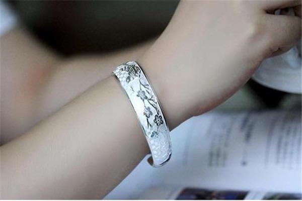 生活银手镯戴左手好还是右手好？银饰戴左手比较好（能辟邪）  2