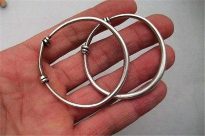 银手镯戴左手好还是右手好？银饰戴左手比较好（能辟邪）