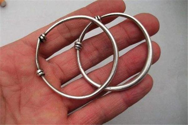 生活银手镯戴左手好还是右手好？银饰戴左手比较好（能辟邪）  1