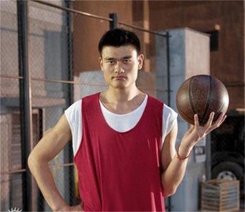 ​中国女巨人曾金莲：14岁身高超越姚明，遗体存放37年依旧没有下葬