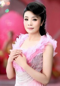 著名歌唱家李丹阳：56岁仍未婚，父母相继去世后，她却只想当母亲