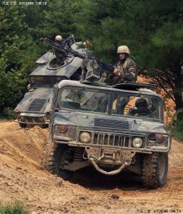 ​战争之王悍马装甲车，这装备 开在路上吊炸天