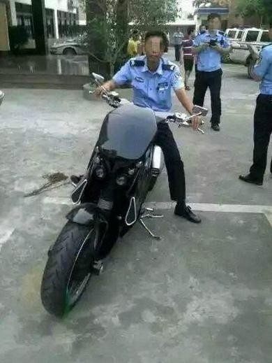 小伙骑着百万暴龙摩托车兜风,刚来感觉了 无奈被交警扣押带回