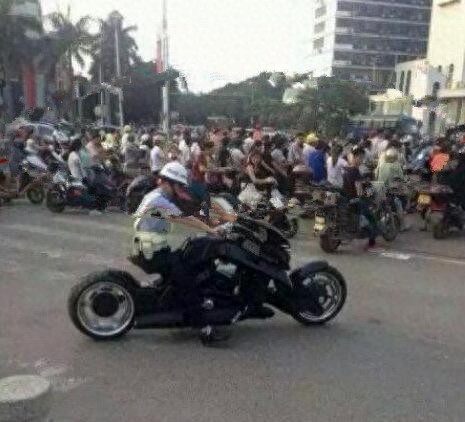 小伙骑着百万暴龙摩托车兜风,刚来感觉了 无奈被交警扣押带回