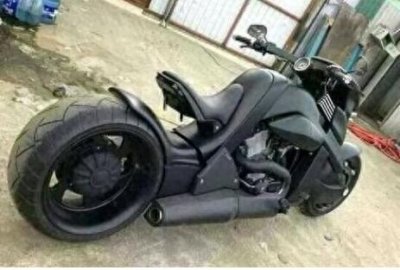 ​小伙骑着百万暴龙摩托车兜风，刚来感觉了 无奈被交警扣押带回