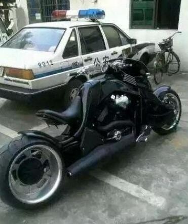 小伙骑着百万暴龙摩托车兜风,刚来感觉了 无奈被交警扣押带回