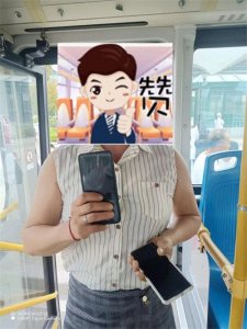 ​手机丢失急坏乘客，945路好司机捡到及时归还