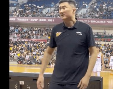 ​中国篮球扎心一幕，杜锋朝球迷竖大拇指喷裁判业余：不行吹啥CBA