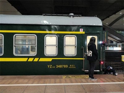 ​长沙火车迷专程来武汉打卡2元“真绿皮车”：武昌到汉口仅需2元，19分钟，比地