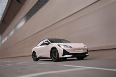 ​绿色出行，极致魅力：极狐阿尔法S5，最美纯电轿跑的环保先锋