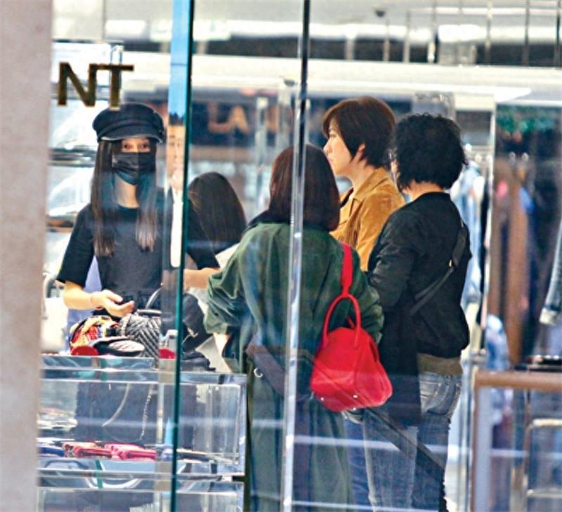 杨颖现身，挺大肚子身体暴瘦，网友：孕肚都快掉下来了，要生了