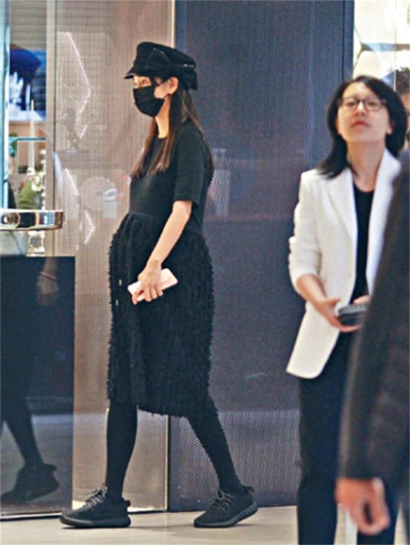 杨颖现身，挺大肚子身体暴瘦，网友：孕肚都快掉下来了，要生了