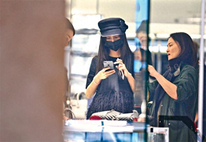 杨颖现身，挺大肚子身体暴瘦，网友：孕肚都快掉下来了，要生了