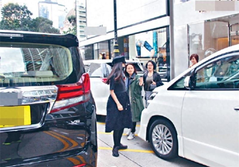 杨颖现身，挺大肚子身体暴瘦，网友：孕肚都快掉下来了，要生了