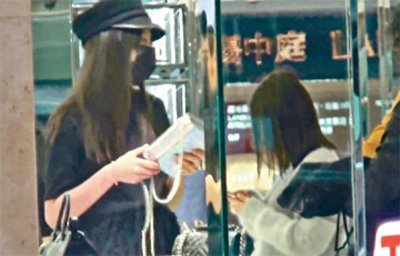 ​杨颖现身，挺大肚子身体暴瘦，网友：孕肚都快掉下来了，要生了