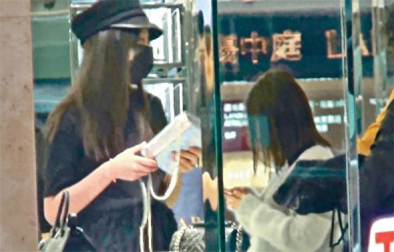 杨颖现身，挺大肚子身体暴瘦，网友：孕肚都快掉下来了，要生了