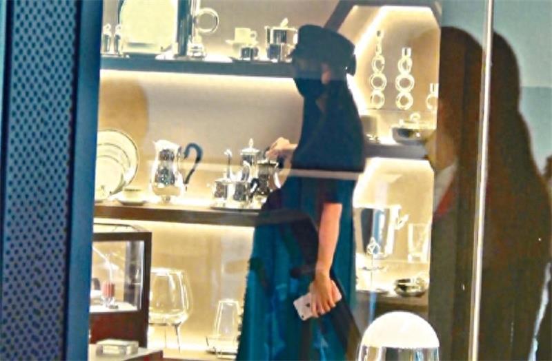 杨颖现身，挺大肚子身体暴瘦，网友：孕肚都快掉下来了，要生了