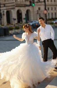 ​万蒂妮晒婚纱照庆祝结婚周年，与老公认识32年，恋爱10年