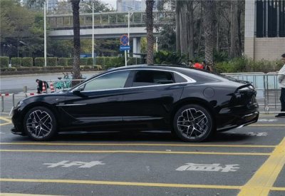 ​比亚迪又一豪华车！仰望U7实车曝光：U9超跑同款前脸