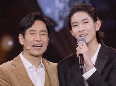 ​成泰燊16岁儿子亮相北京卫视春晚！请入圈的星二代照着这个颜值