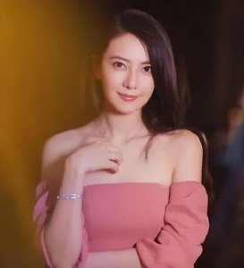 ​绝美预警！高圆圆演绎“大号水蜜桃”级魅力，谁能抗拒这份诱惑