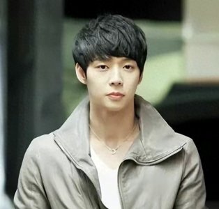 ​37岁朴有天被曝新恋情！女方是泰国企业家，两人合照曝光引热议