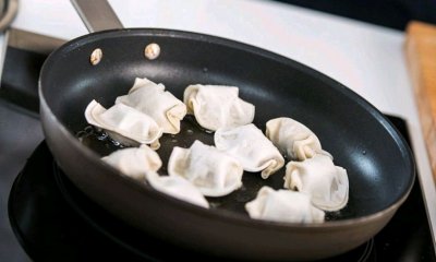 ​速冻饺子做煎饺，要提前蒸熟或煮熟吗？做对1步，煎饺简单又好吃