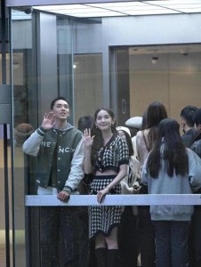 ​娜扎坐观光电梯被偷拍！肤白貌美大长腿一露看呆全场！