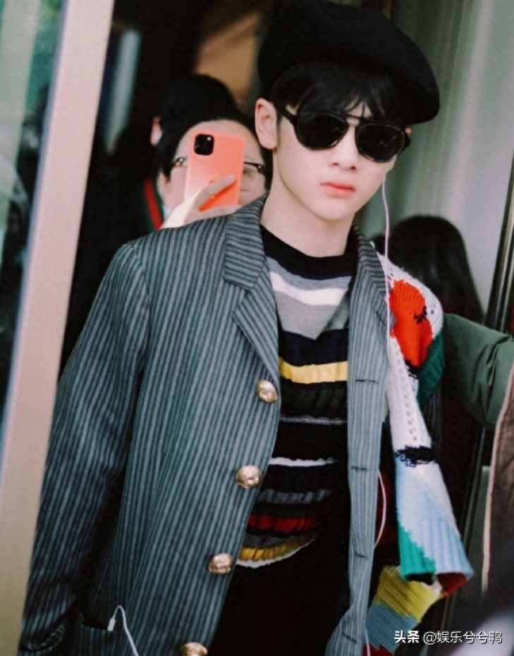 任豪走机场，穿条纹毛衣意外撞上周震南，好兄弟就要整整齐齐的