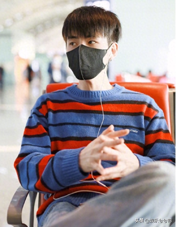 任豪走机场，穿条纹毛衣意外撞上周震南，好兄弟就要整整齐齐的