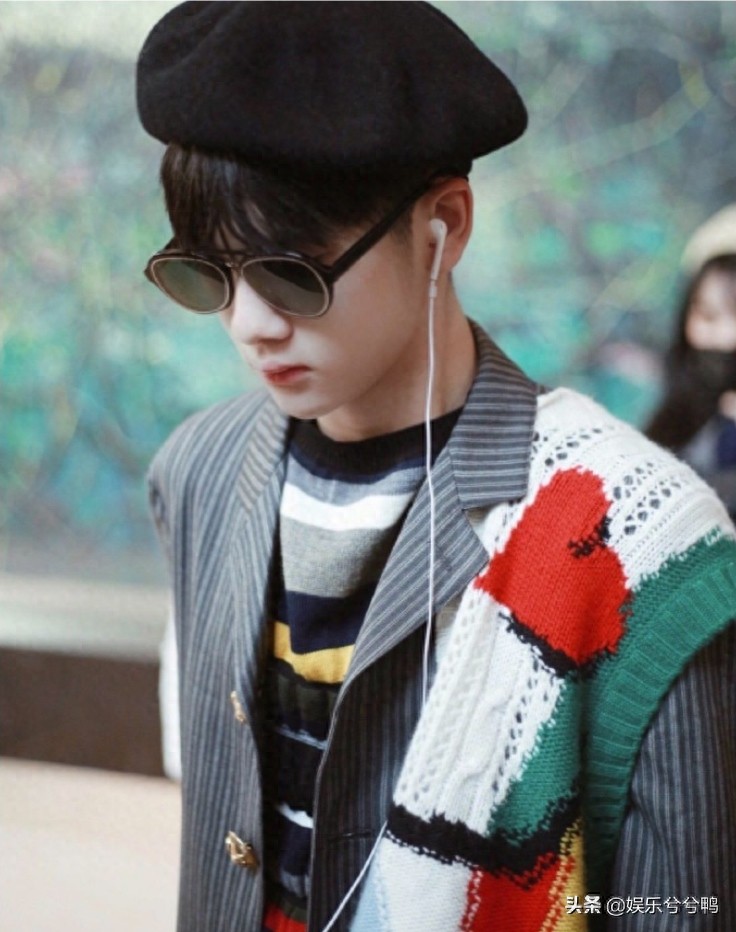 任豪走机场，穿条纹毛衣意外撞上周震南，好兄弟就要整整齐齐的