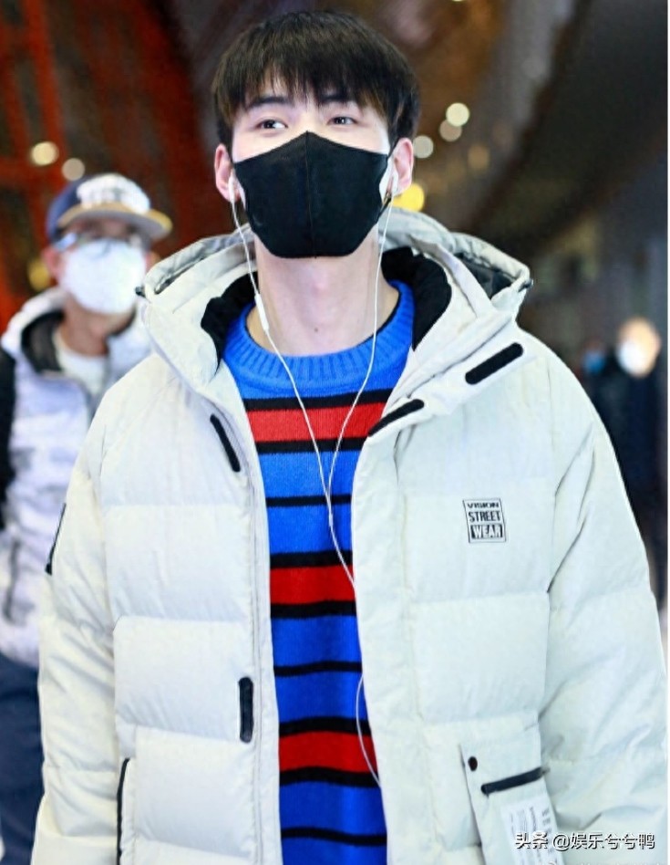 任豪走机场，穿条纹毛衣意外撞上周震南，好兄弟就要整整齐齐的