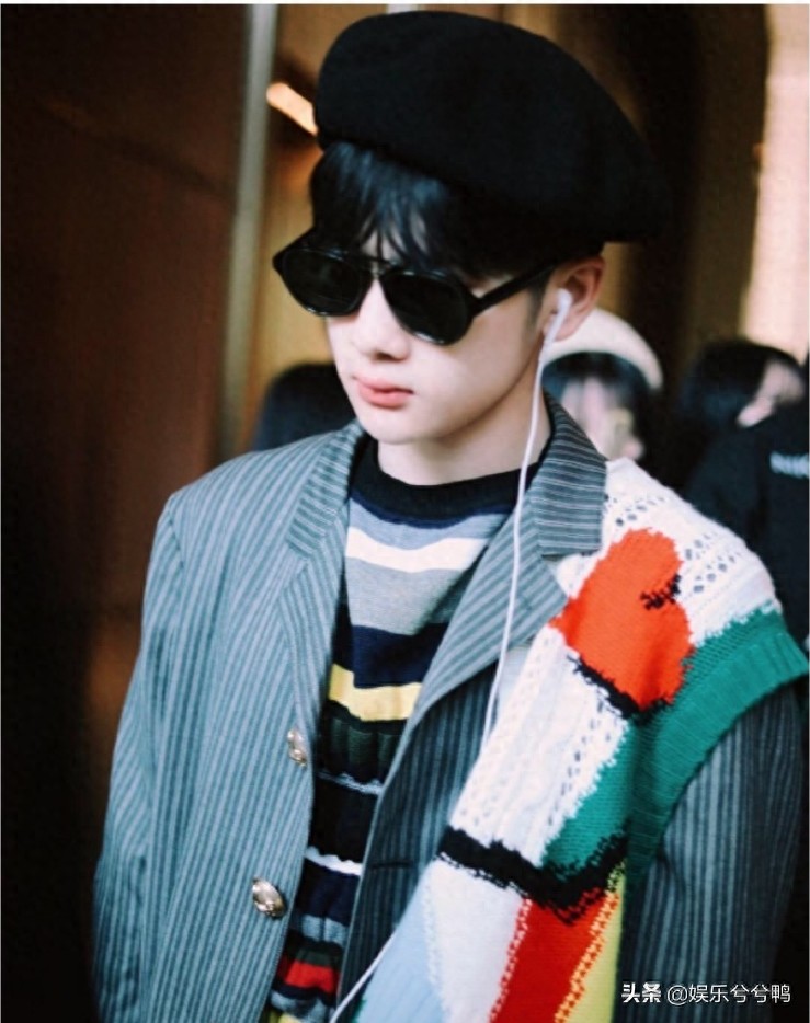 任豪走机场，穿条纹毛衣意外撞上周震南，好兄弟就要整整齐齐的